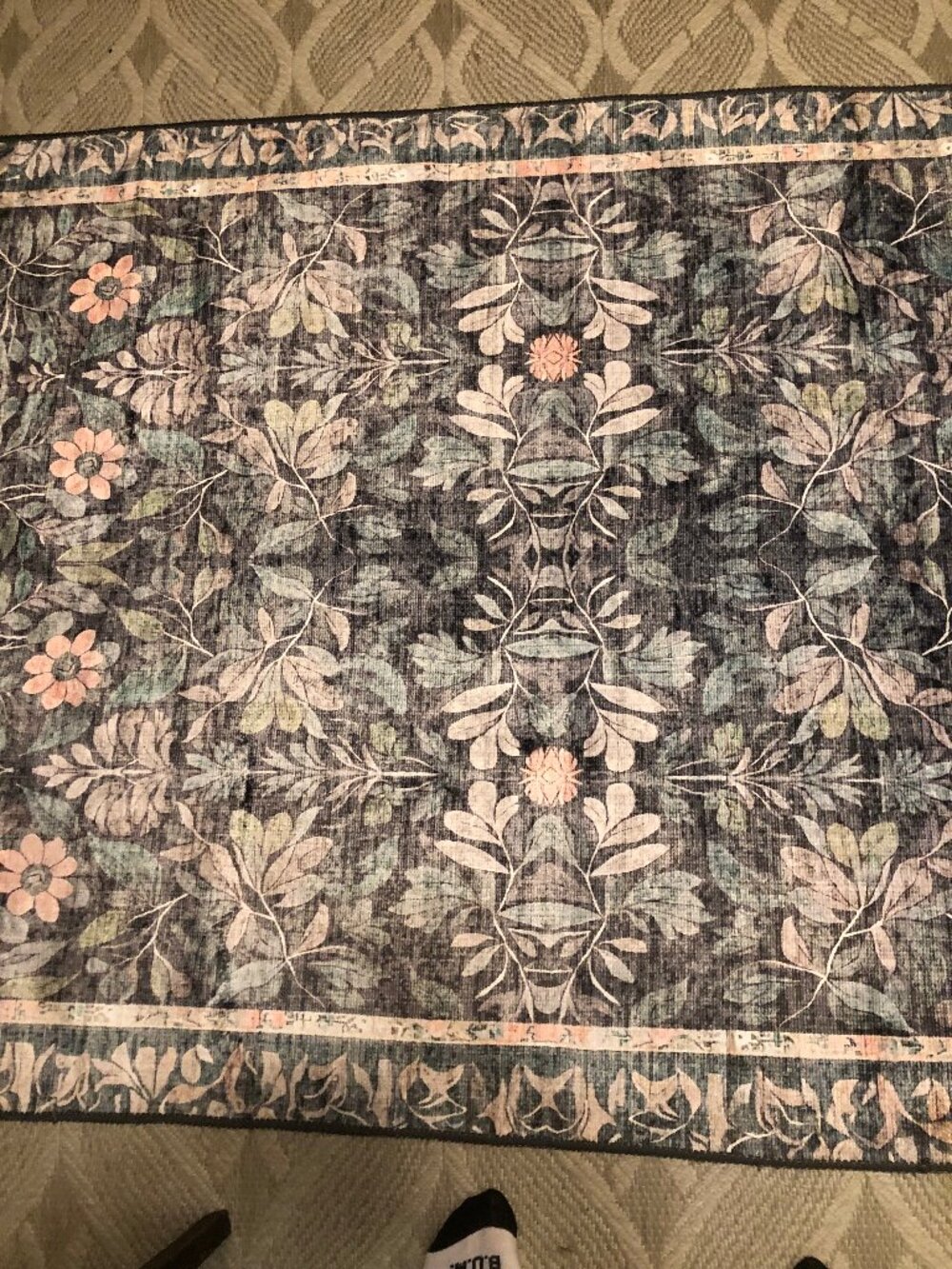 Beautiful 4' X 6' Washable Area Rug "Natalia" - Picture 2 of 6
